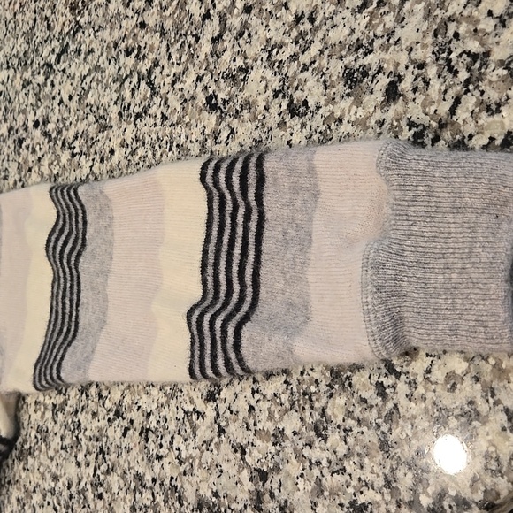 PLY 100% CASHMERE BLACK AND GREY STRIPED LONG SLEEVE SWEATER. SIZE X-LARGE. - Picture 7 of 7